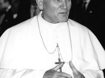 Vom 15. bis 19. November 1980 besuchte Seine Heiligkeit Papst Johannes Paul II. die Bundesrepublik Deutschland. Auf Einladung von Bundespräsident Karl Carstens hat der Papst seinen pastoralen Besuch mit einem offiziellen in Bonn verbunden. Am 15. November gab der Bundespräsident einen Empfang zu Ehren Seiner Heiligkeit auf Schloß Augustusburg in Brühl bei Bonn. Dort führte Papst Johannes Paul II. auch ein Gespräch mit Bundeskanzler Helmut Schmidt. Gleichzeitig traf Bundesaußenminister Hans-Dietrich Genscher mit Kardinal-Staatssekretär Casaroli zusammen. Im Anschluß an den offiziellen Teil begab sich der Papst auf den Bonner Münsterplatz, um dort eine Ansprache zu halten. Ferner bestand der pastorale Teil aus Besuchen in Köln, Osnabrück, Mainz, Fulda, Altötting und München. In allen diesen Städten hielt Papst Johannes Paul II. die Heilige Messe. Eigentlicher Anlaß seines Aufenthaltes in der Bundesrepublik war der 700. Todestag von Albertus Magnus (1193-1280), dessen Grab der Papst in Köln besuchte.

Bundespräsident Karl Carstens und Papst Johannes Paul II. auf Schloß Augustusburg in Brühl.