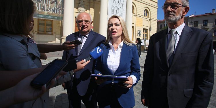 2019-09-04T11:54:58:00 , 

Fot. Piotr Michalski 


Briefing Marta Wcislo o przenoszeniu ministerstw z Warszawy .