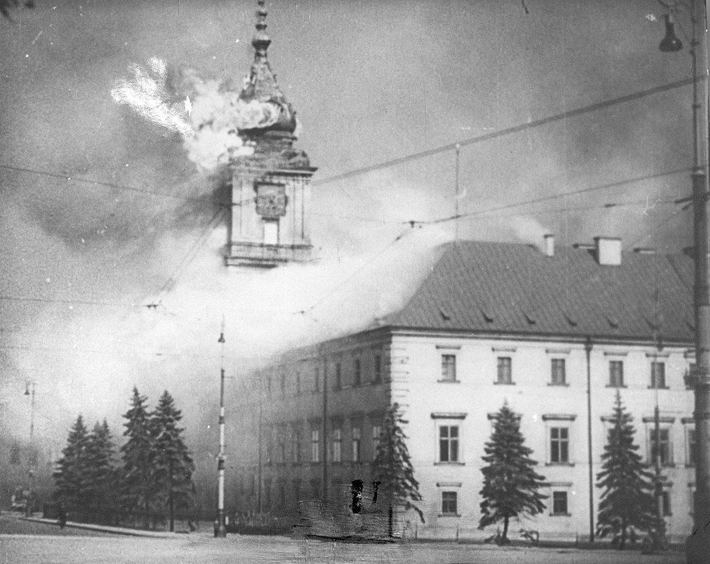 06.09.2018 "Ekspresem przez historię" 1 1024px the royal castle in warsaw burning 17.09.1939 1