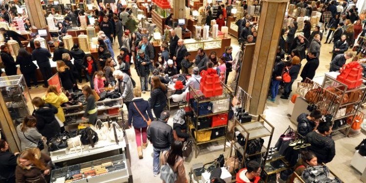 People crowd the first floor of Macy's department store as they open at midnight (0500 GMT) on November 23, 2012 in New York to start the stores' "Black Friday" shopping weekend. AFP PHOTO/Stan HONDA