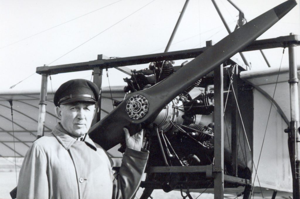 a26 bleriot xi przy smigle pawel zolotow budowniczy repliki w 1967 r. fot.t.chwalczyk