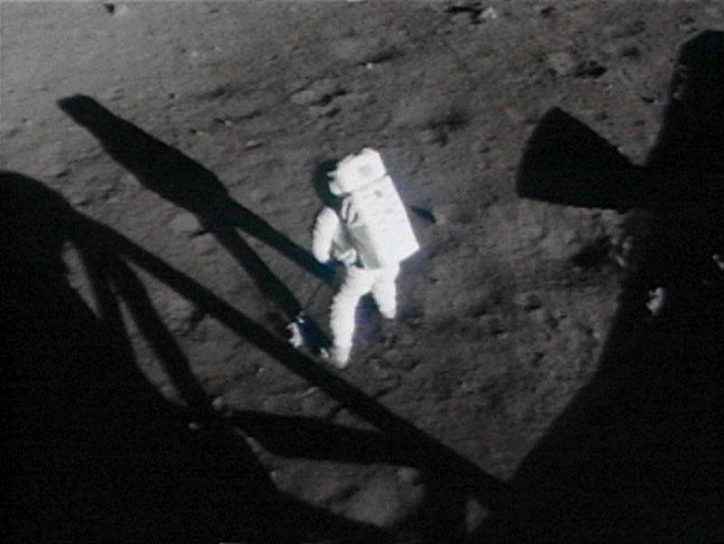 To był jeden mały krok dla człowieka, ale wielki dla ludzkości 1 apollo 11 armstrong collecting contingency sample from 16 mm jul 20 1969 ap11fr01