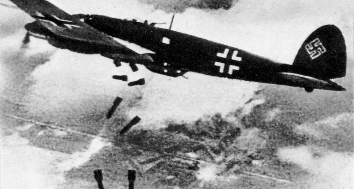 PHOTO: EAST NEWS
Nalot na Warszawe, wrzesien 1939.
N/Z: Bombowiec Heinkel He-111 nad plonaca Gazownia Warszawska.
