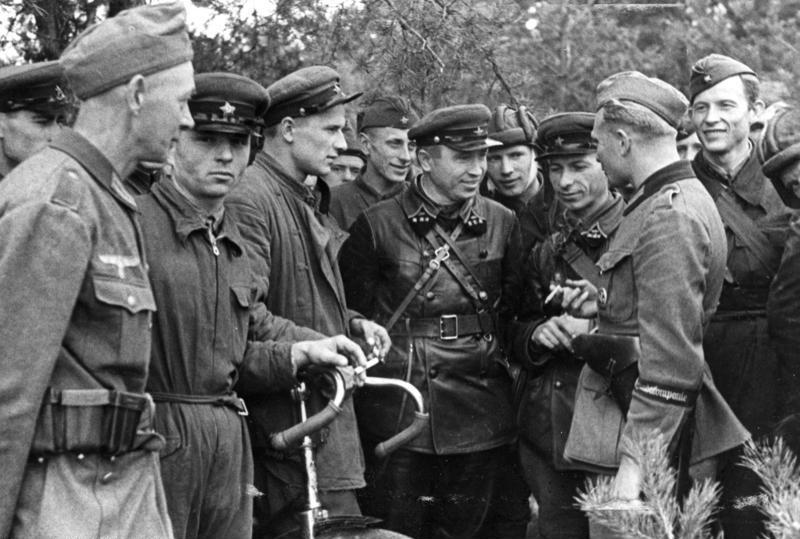 bundesarchiv bild 101i 121 0008 25 polen treffen deutscher und sowjetischer soldaten