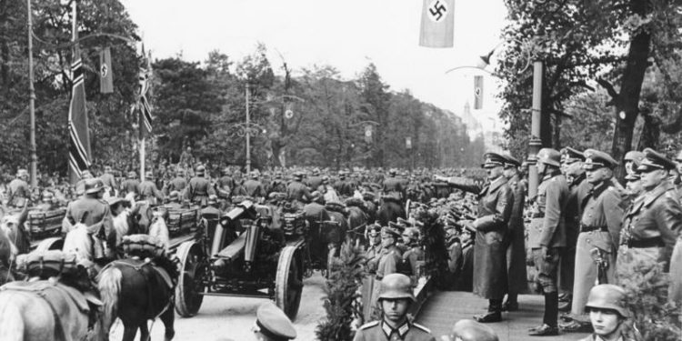 Kaltblutbespannte Geschütze bei dem Vorbeimarsch am Führer in Warschau am 5.10.1939.