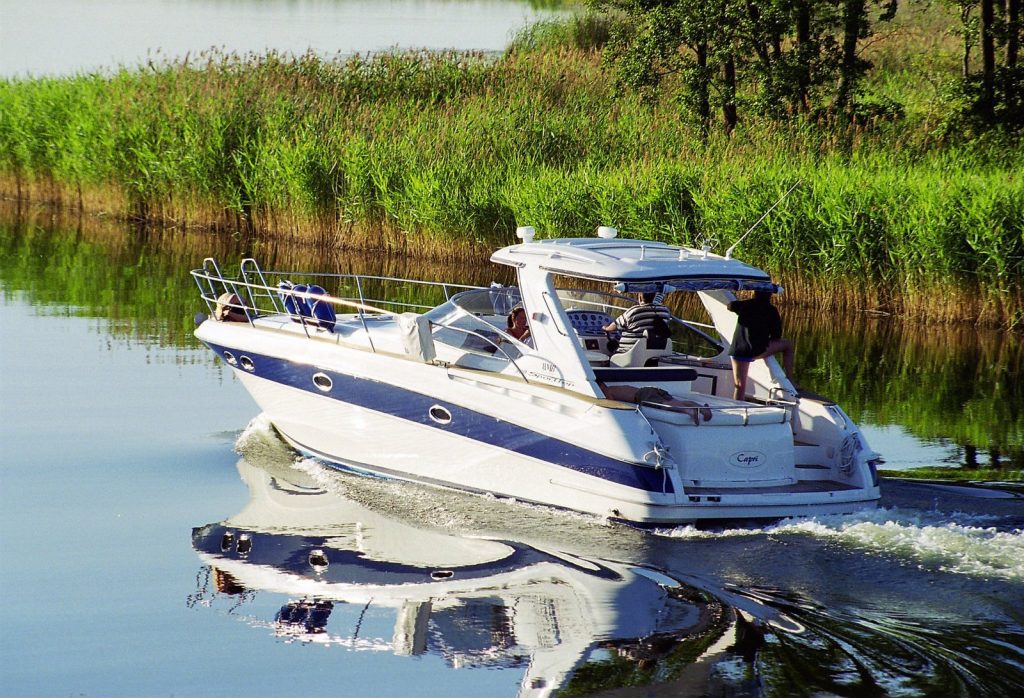 motorboat on lake 1554419