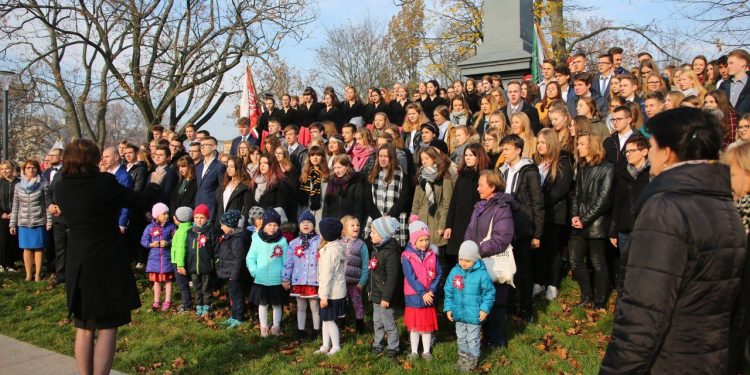 2018-11-09T12:06:18:16 , 

Fot. Piotr Michalski 


11:11 - ucznowie LO im. Unii Lubelskiej spiewaja hymn pod pomnik Unii Lubelskiej .