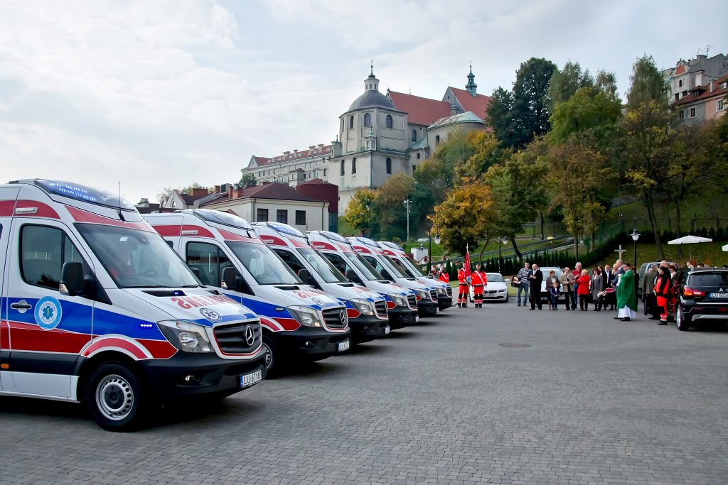 nowe ambulanse odebrane i poswiecone w ramach uroczystosci