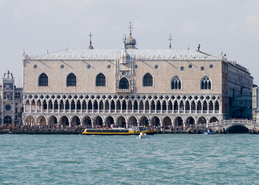 photograph of of the doges palace in venice 1