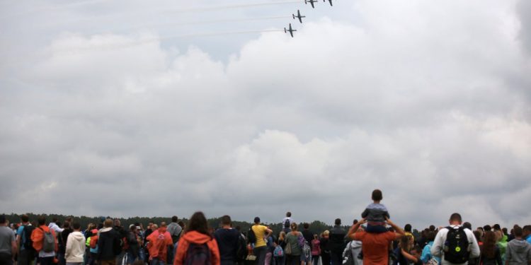 2018-08-25T14:02:02:34 , 

Fot. Piotr Michalski 


AIRSHOW Radom 2018 . Samolory : Orlik , Iskra , Grippen , EuroFighter , So 27 , Tricolori .