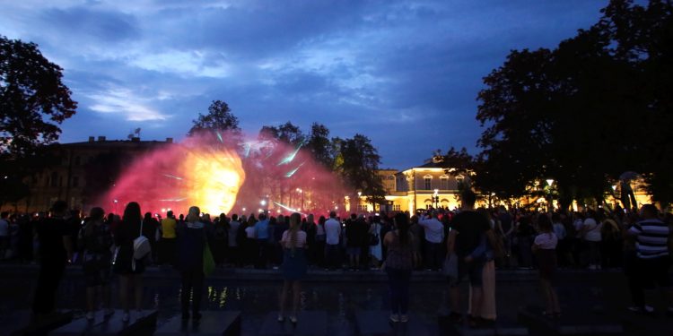 2018-07-20T21:09:47:20 , 

Fot. Piotr Michalski 


" Lubelskie Anioly " . Spektakl na fontanna multimedialna przy Plac Litewski .
