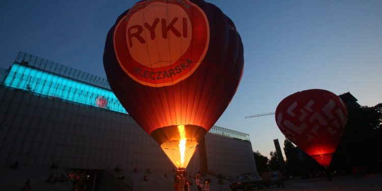 2019-08-13T19:58:35:81 , 

Fot. Piotr Michalski 


Nocny pokaz balonow przed CSK .