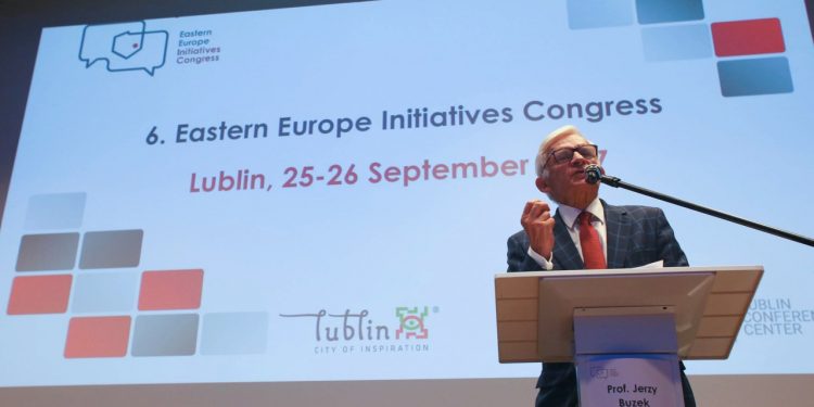 2017-09-26T10:18:47:14 , 

Fot. Piotr Michalski 
Jerzy Buzek podczas Kongres Inicjatyw Europejskich w Lubelskie Centrum Konferencyjne .