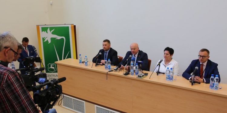 2019-08-05T10:15:26:01 , 

Fot. Piotr Michalski 

COZL . Przemyslaw Czarnek , Jaroslaw Stawiarski , Elzbieta Staroslawska , Artur Sobon . *** Local Caption *** Onkologia