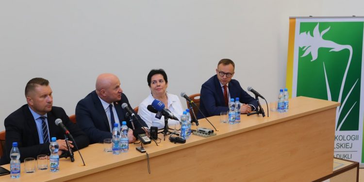 2019-08-05T10:15:54:14 , 

Fot. Piotr Michalski 

COZL . Przemyslaw Czarnek , Jaroslaw Stawiarski , Elzbieta Staroslawska , Artur Sobon . *** Local Caption *** Onkologia