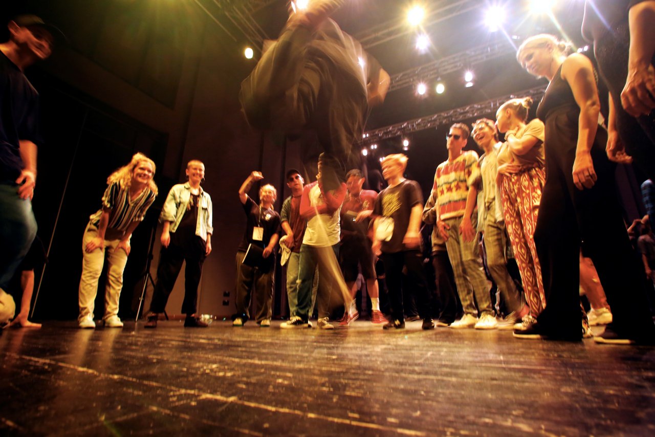 2018-08-11T17:46:49:00 , 

Fot. Piotr Michalski 


Letni konkurs tanca w Centralny Plac Zabaw . Centrum Kultury , hip-hop , house , funk .