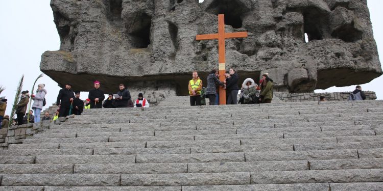 2019-04-12T18:08:40:68 , 

Fot. Piotr Michalski 



Droga Krzyzowa . Oboz koncentracyjny Majdanek .