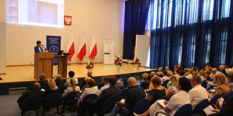 2019-08-22T09:57:16:00 , 

Fot. Piotr Michalski 



Spotkanie z dyrektorami szkol w Lubelski Urzad Wojewodzki .