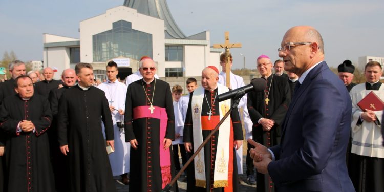 2018-04-13T15:09:11:17 , 

Fot. Piotr Michalski 


Poswiecenie przez Kard . Stanislaw Dziwisz ul . Emili i Karola Wojtylow . Wrotkow .