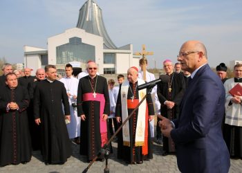 2018-04-13T15:09:11:17 , 

Fot. Piotr Michalski 


Poswiecenie przez Kard . Stanislaw Dziwisz ul . Emili i Karola Wojtylow . Wrotkow .