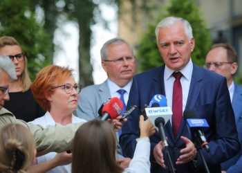 2019-08-26T10:24:49:15 , 

Fot. Piotr Michalski 


Minister Jaroslaw Gowin , poparcie dla kanclerz WSEI Teresa Bogacka . *** Local Caption *** Wybory parlamentarne 2019 .