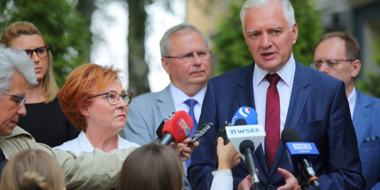 2019-08-26T10:24:49:15 , 

Fot. Piotr Michalski 


Minister Jaroslaw Gowin , poparcie dla kanclerz WSEI Teresa Bogacka . *** Local Caption *** Wybory parlamentarne 2019 .