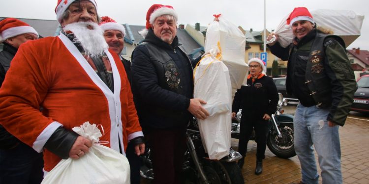 2017-12-06T12:53:08:00 ,
Fot. Piotr Michalski
Mikolaje Lubelski Klub Harley Davidson w Hospicjum Malego Ksiecia o. Filip Buczynski .
