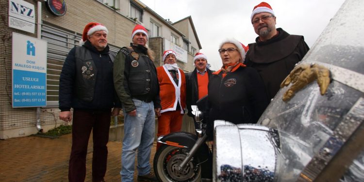 2017-12-06T12:50:38:17 , 

Fot. Piotr Michalski 


Mikolaje Lubelski Klub Harley Davidson w Hospicjum Malego Ksiecia o. Filip Buczynski .