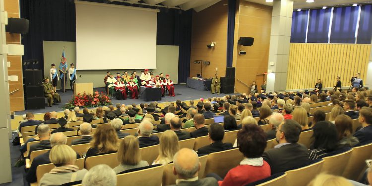 2019-10-23T10:12:03:00 , 

Fot. Piotr Michalski 

Inauguracja roku akademickiego na UMCS . *** Local Caption *** Pierre Joliot ( wnuk M C Sklodowskiej )