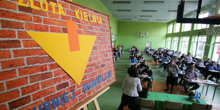 2018-01-13T11:24:21:00 , 

Fot. Piotr Michalski 

Eliminacje " Zlota Kielnia " w Technikum Budowlane .