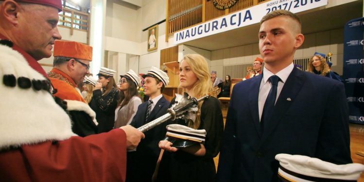 2017-10-15T11:43:51:00 , 

Fot. Piotr Michalski 

Inauguracja Rok Akademicki 2017 / 2018 na Katolicki Uniwersytet Lubelski ( KUL ) . Jaroslaw Gowin , wicepremier , minister .