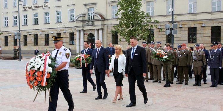 2018-08-15T07:57:40:00 , 

Fot. Piotr Michalski 


Swieto Wojska Polskiego . Zlozenie kwiatow pod pomnikami .