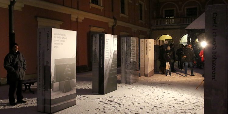 2017-12-20 , 

Fot. Piotr Michalski 


Wystawa na lubelski Zamek : " Kwatera L " . Warszawska Laczka na cmentarz Powazkowski .