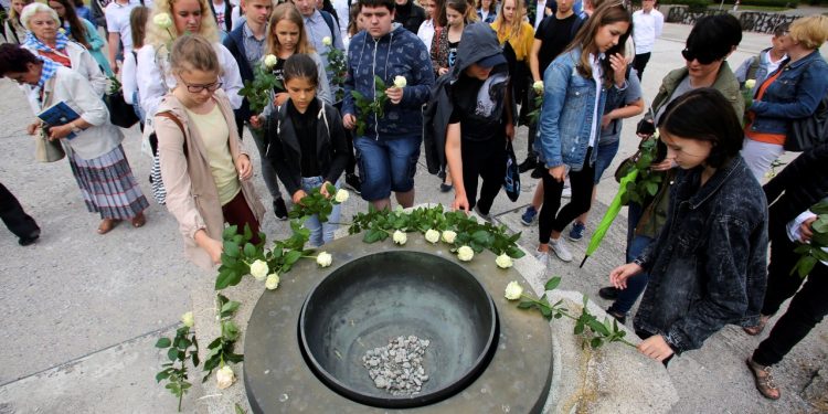 2018-06-14T12:36:03:87 , 

Fot. Piotr Michalski 


Narodowy Dzien PamieNazistowskich Obozow Koncentracyjnych i Obozow Zaglady . Majdanek .