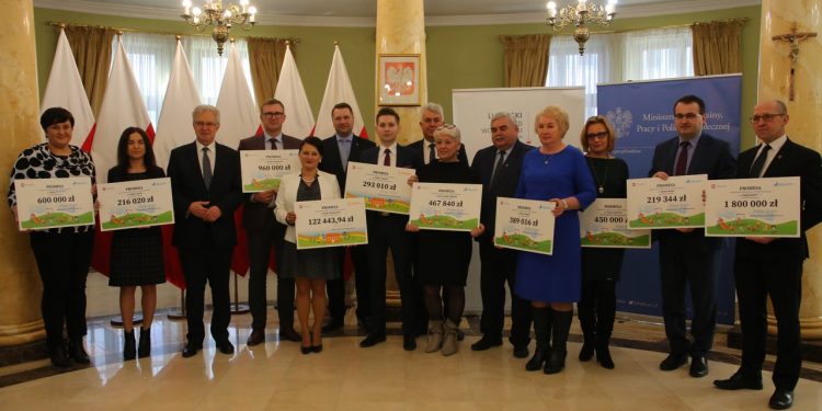 2019-03-04T13:49:27:04 , 

Fot. Piotr Michalski 

Promesy program Maluch +  Senior + , Krzysztof Michalskiewicz wiceminister rodziny , pracy i polityki spolecznej , Piotr Waszak , dyrektor oddzialu ZUS w Lublinie .