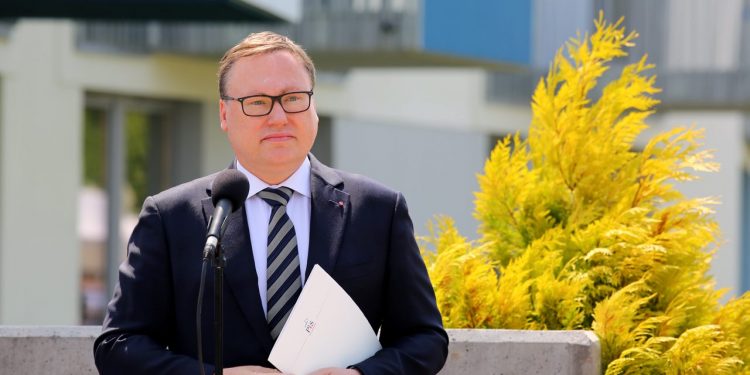 2018-05-26T11:00:24:01 , 

Fot. Piotr Michalski 


Premier Mateusz Morawiecki wrecza symboliczne klucze lokatorom mieszkan programu " Mieszkanie + " w Biala Podlaska przy ul . Jana II Kazimierza .