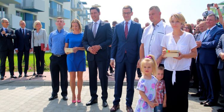2018-05-26T11:23:41:19 , 

Fot. Piotr Michalski 


Premier Mateusz Morawiecki wrecza symboliczne klucze lokatorom mieszkan programu " Mieszkanie + " w Biala Podlaska przy ul . Jana II Kazimierza .