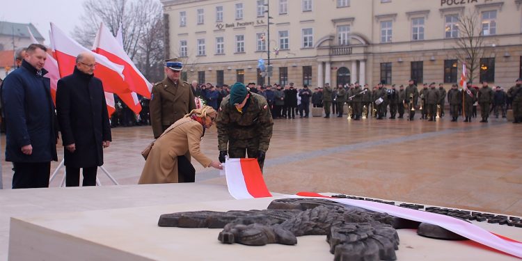 2018-01-11T13:23:59:00 , 

Fot. Piotr Michalski 


Odsloniecie Pomnik Nieznanego Zolnierza na Plac Litewski .