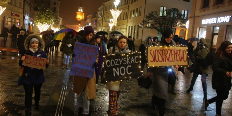 2018-12-07T18:20:33:00 , 

Fot. Piotr Michalski 


Marsz " Odzyskac Noc " .