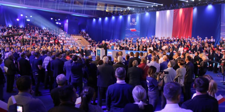 Konwencja PiS Chelm . Mateusz Morawiecki , Jaroslaw Kaczynski , Beata Szydlo , Jacek Sasin .