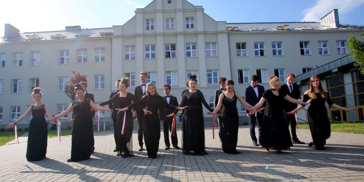 2018-05-07T16:20:46:14 , 

Fot. Piotr Michalski 

Polonez w Szkola Muzyczna I i II stopnia im . Szeligowskiego .