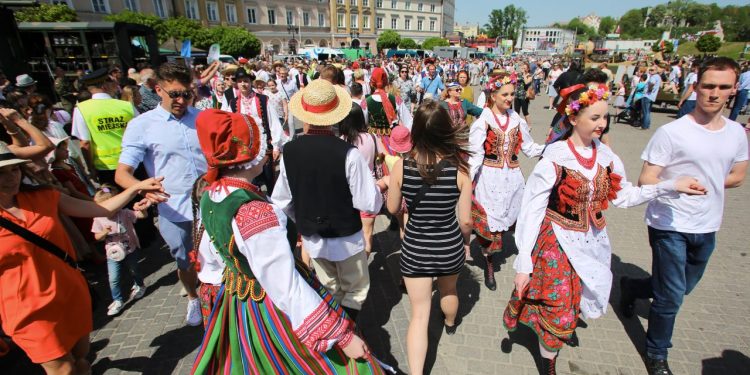 2018-05-03T12:50:46:17 , 

Fot. Piotr Michalski 

3-maja polonez + piknik na Plac Zamkowy .