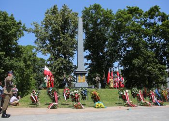 2019-06-30T12:00:05:00 , 

Fot. Piotr Michalski 



Obchody 450 lat .  
Przemarsz z Katedra Lubelska pod Pomnik Unia Lubelska . Zlozenie kwiatow pod Pomnik Unia Lubelska . Premier Mateusz Morawiecki . Marszalek Sejmu i Marszalek Senatu . Delegacje .