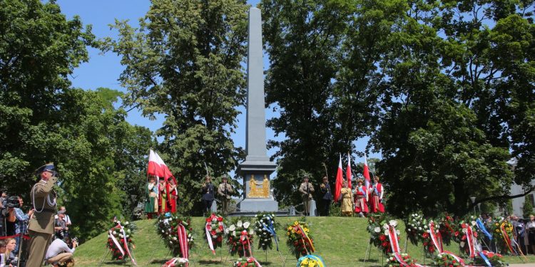 2019-06-30T12:00:05:00 , 

Fot. Piotr Michalski 



Obchody 450 lat .  
Przemarsz z Katedra Lubelska pod Pomnik Unia Lubelska . Zlozenie kwiatow pod Pomnik Unia Lubelska . Premier Mateusz Morawiecki . Marszalek Sejmu i Marszalek Senatu . Delegacje .