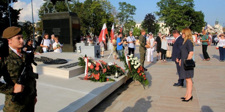 2018-08-01T17:33:55:13 , 

Fot. Piotr Michalski 


74. rocznica wybuchu Powstania Warszawskiego . Uroczystosci na Plac Litewski .