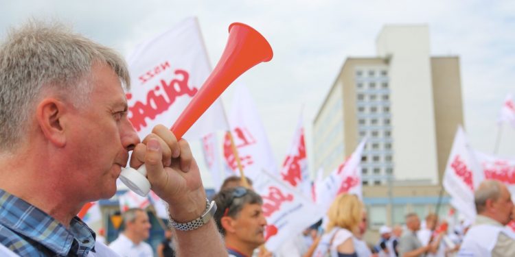 2018-07-25T13:29:04:23 , 

Fot. Piotr Michalski 

Protest Solidarnosc przed Dyrekcja GA Azoty Pulawy .