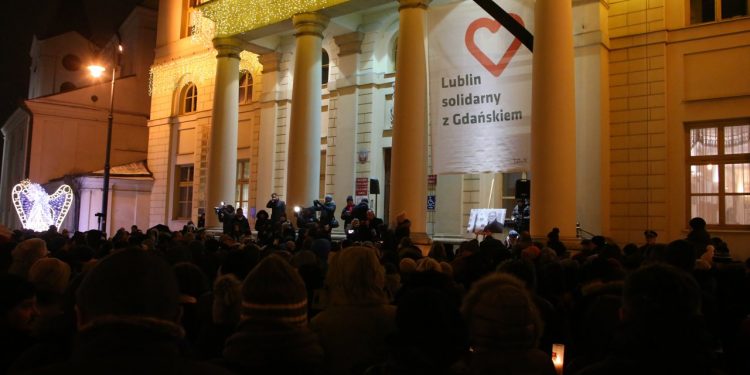 2019-01-14T19:07:09:67 , 

Fot. Piotr Michalski 


Protest przeciw przemocy i nienawisci po smierci Pawel Adamowicz , prezydent Gdanska .