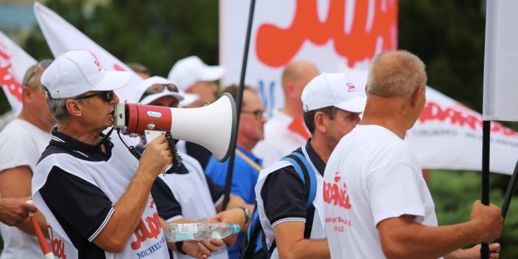 2018-07-25T13:40:00:13 , 

Fot. Piotr Michalski 

Protest Solidarnosc przed Dyrekcja GA Azoty Pulawy .