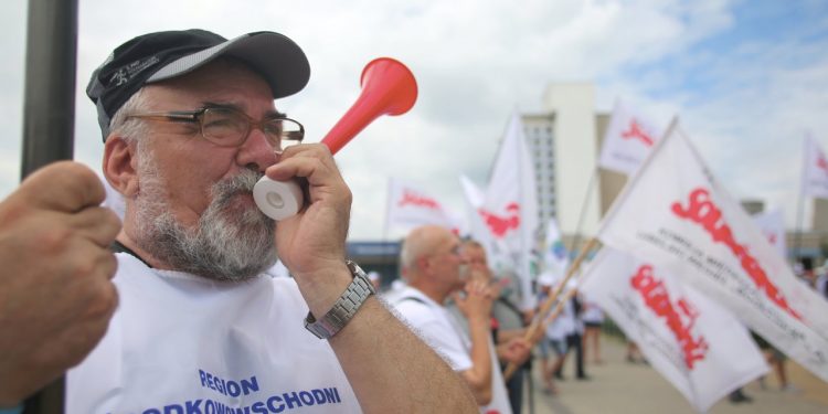 2018-07-25T13:46:15:13 , 

Fot. Piotr Michalski 

Protest Solidarnosc przed Dyrekcja GA Azoty Pulawy .