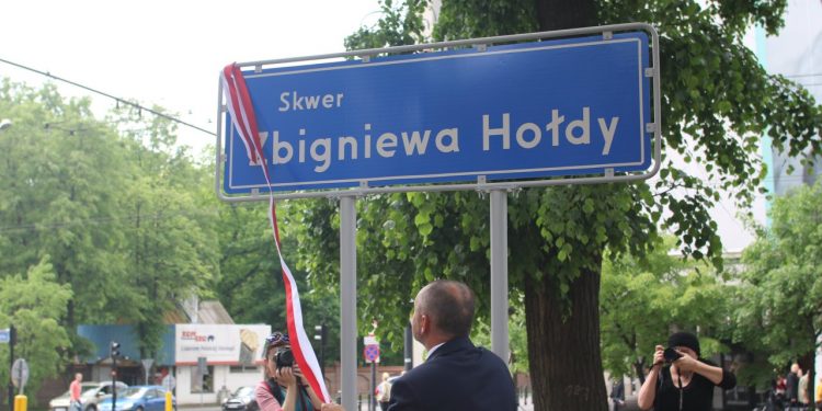 2019-05-20T12:01:10:31 , 

Fot. Piotr Michalski 


Otwarcie skwer im . Zbigniewa Holdy .